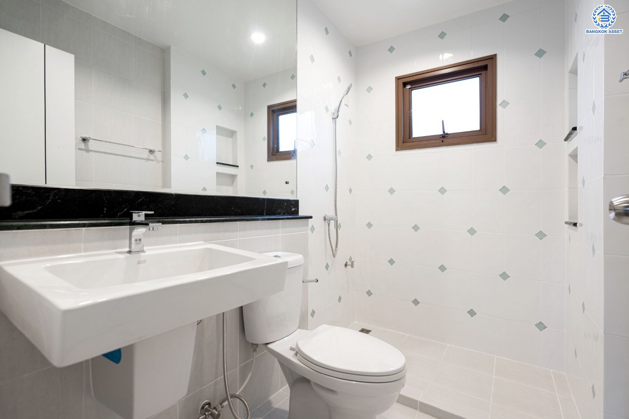 บ้านมือสองตกแต่งใหม่ ทำเลใจกลางเมือง โครงการ บุราสิริ งามวงศ์วาน-ประชาชื่น บ้านหลังใหญ่ เนื้อที่ 56.2 ตร.ว. ฟังก์ชัน 3 ห้องนอน 3 ห้องน้ำ 2 ที่จอดรถ พื้นที่ใช้สอย 183 ตร.ม. เชื่อมต่อถนนหลายสาย ใกล้เดอะมอลล์ งามวงศ์วาน และจุดขึ้นทางด่วนงามวงศ์วาน